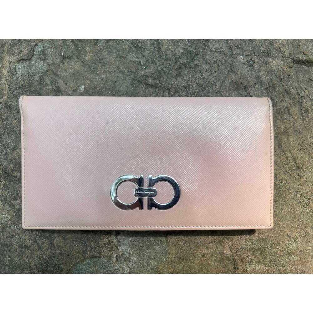 SALVATORE FERRAGAMO $550 Bilfold Wallet in Pink